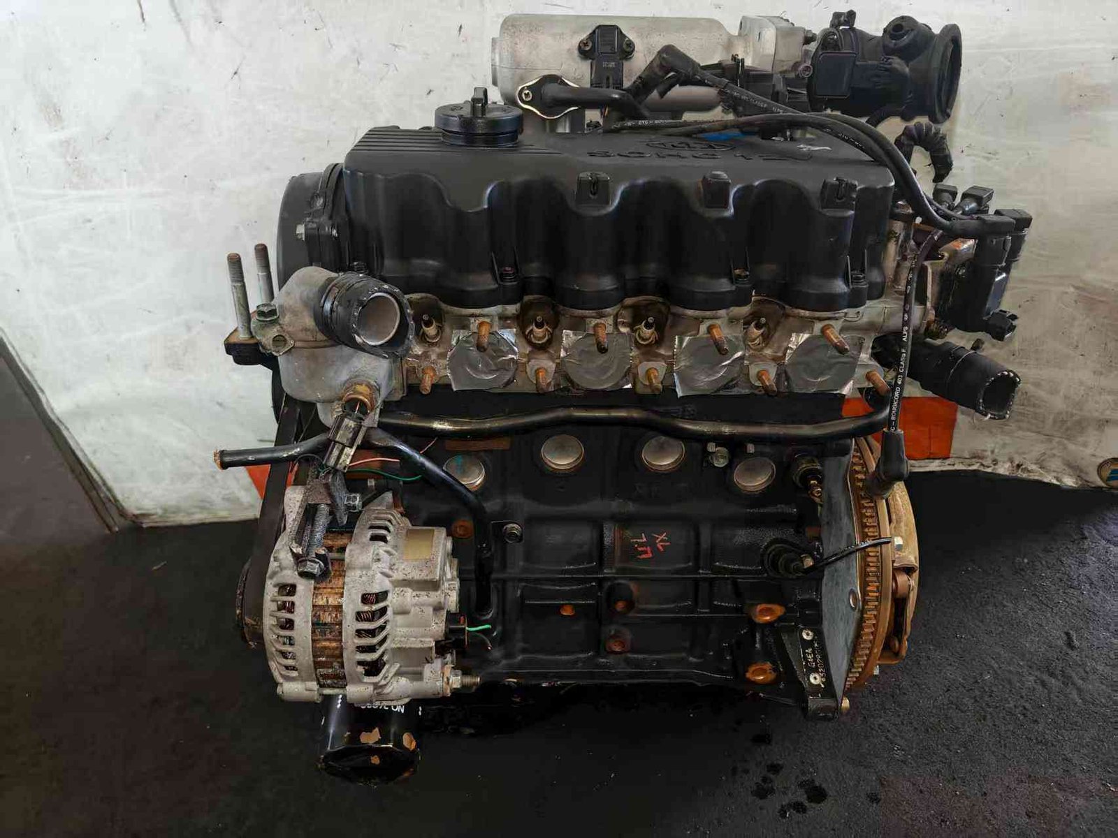 Hyundai Kia G4EA used engine cylinder head side with valve cover and alternator
