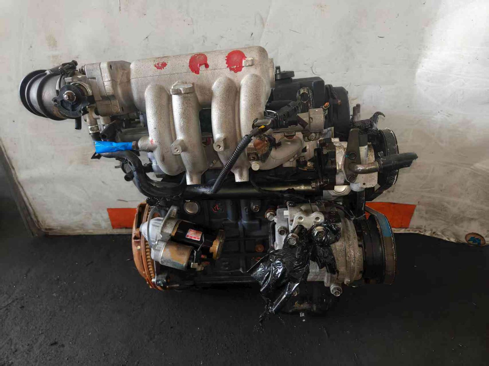 Hyundai Kia G4EA used engine side view with aluminum intake manifold and accessories