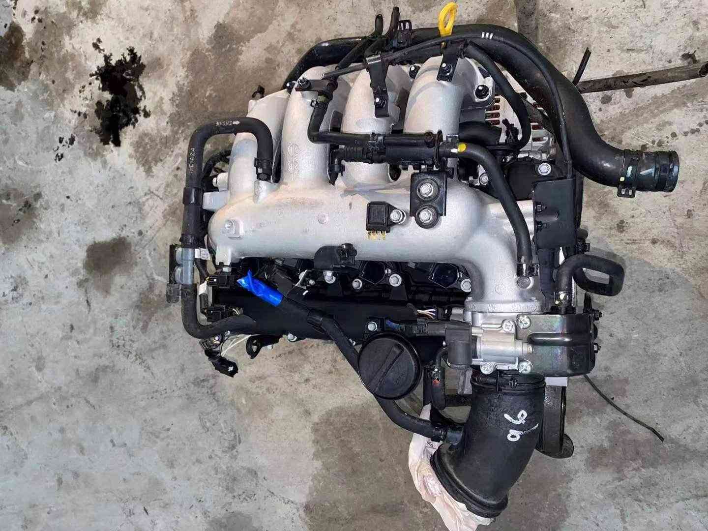 Hyundai Kia G4KG used engine overhead view with aluminum intake manifold and coolant hoses
