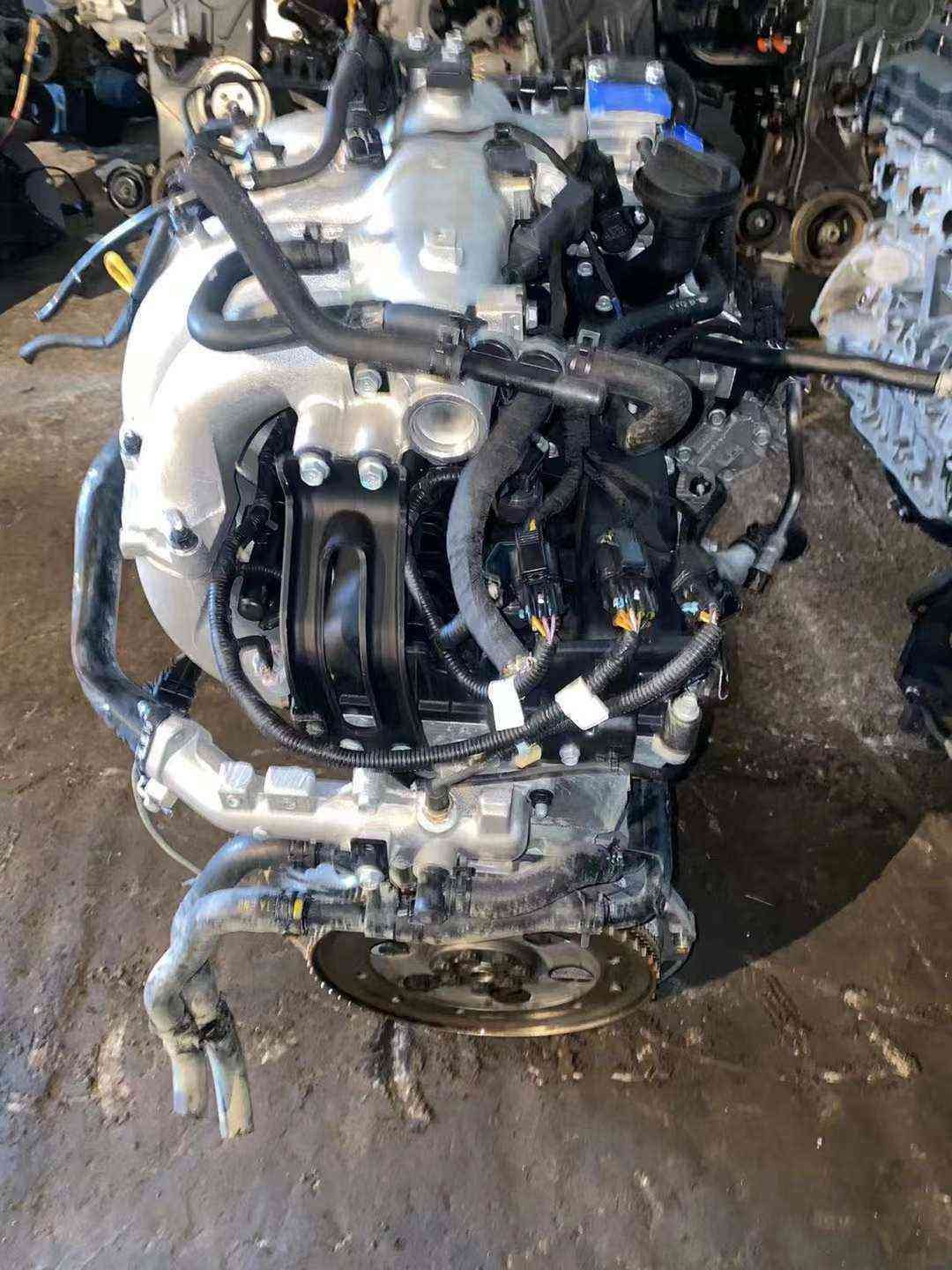 Hyundai Kia G4KG used engine top view with intake manifold, wiring harness and flywheel