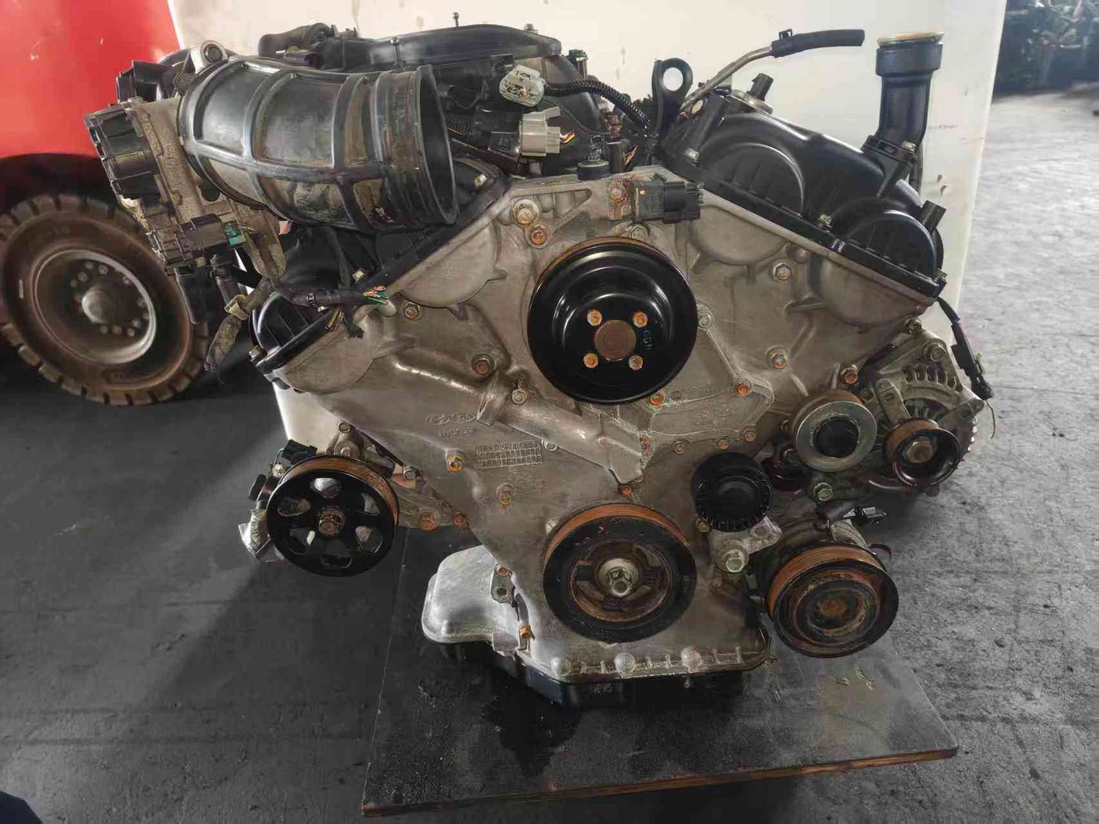 Hyundai Kia G6DA used V6 engine front view with timing cover and accessory pulleys