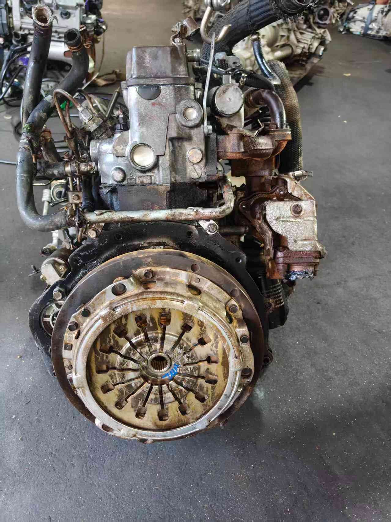 Side view of Mitsubishi 4M40T 2.8L diesel engine