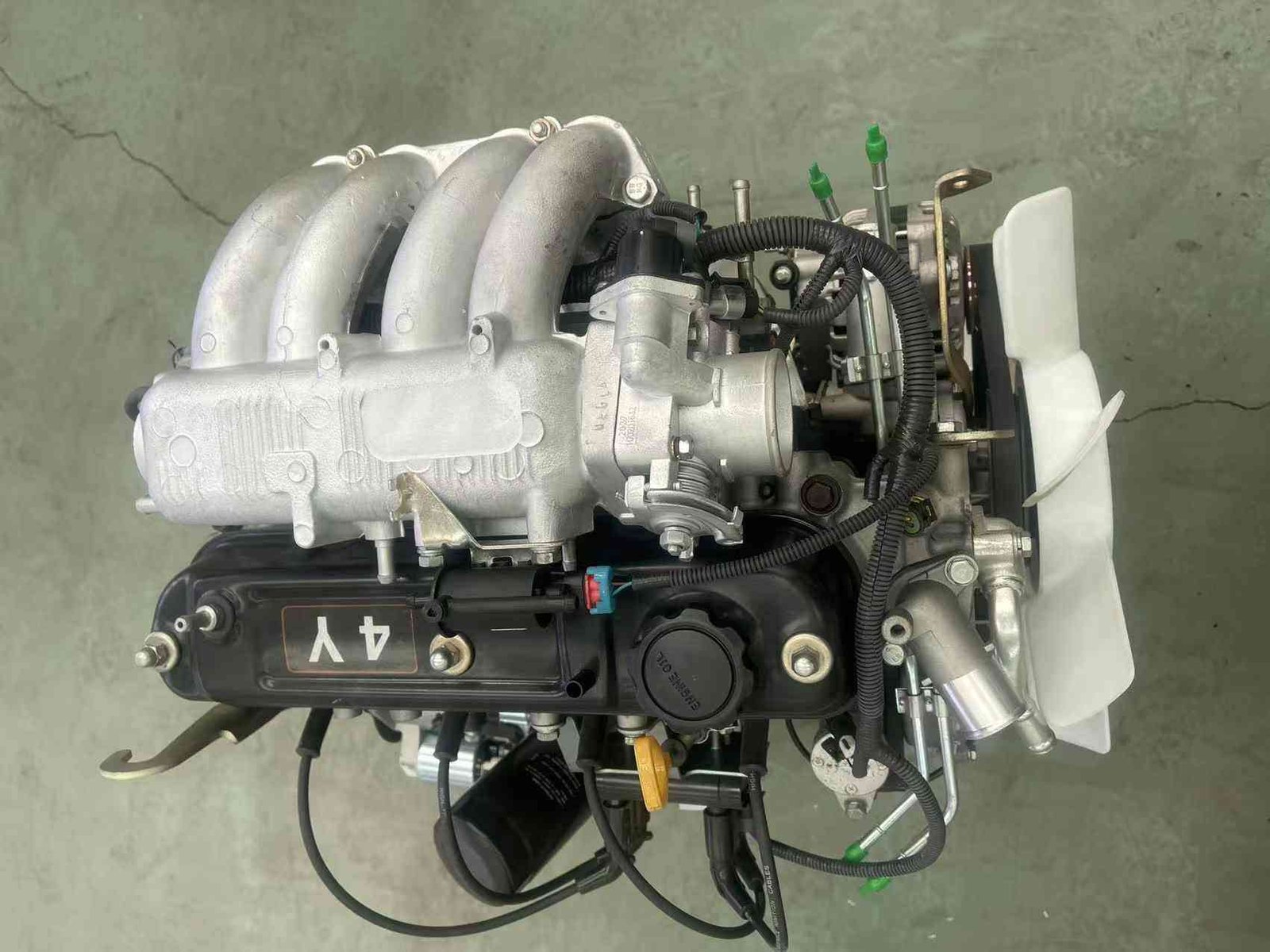 New Toyota 4Y engine with silver intake manifold and cooling fan