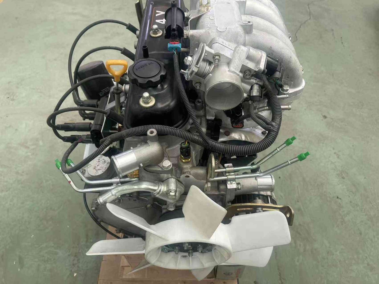 Toyota 4Y engine front angle with throttle body, wiring and cooling fan